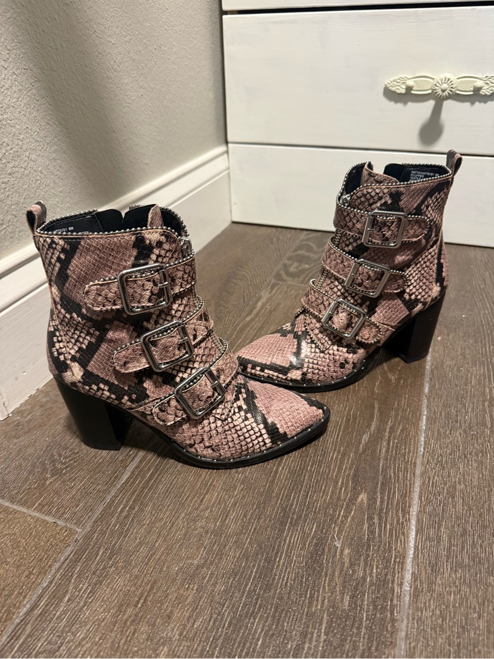 Steve Madden size 6 Snake-Print Buckle Ankle Boots in Dusty Pink like new